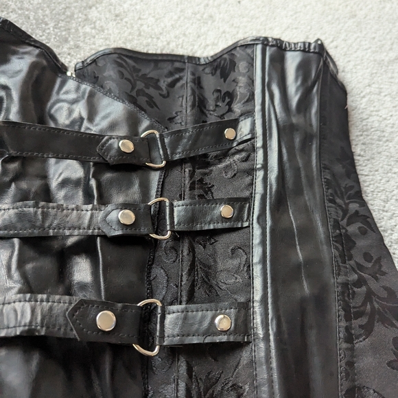 Black lace up corset size 2-4 - Picture 2 of 4